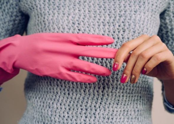 Наденьте резиновые перчатки